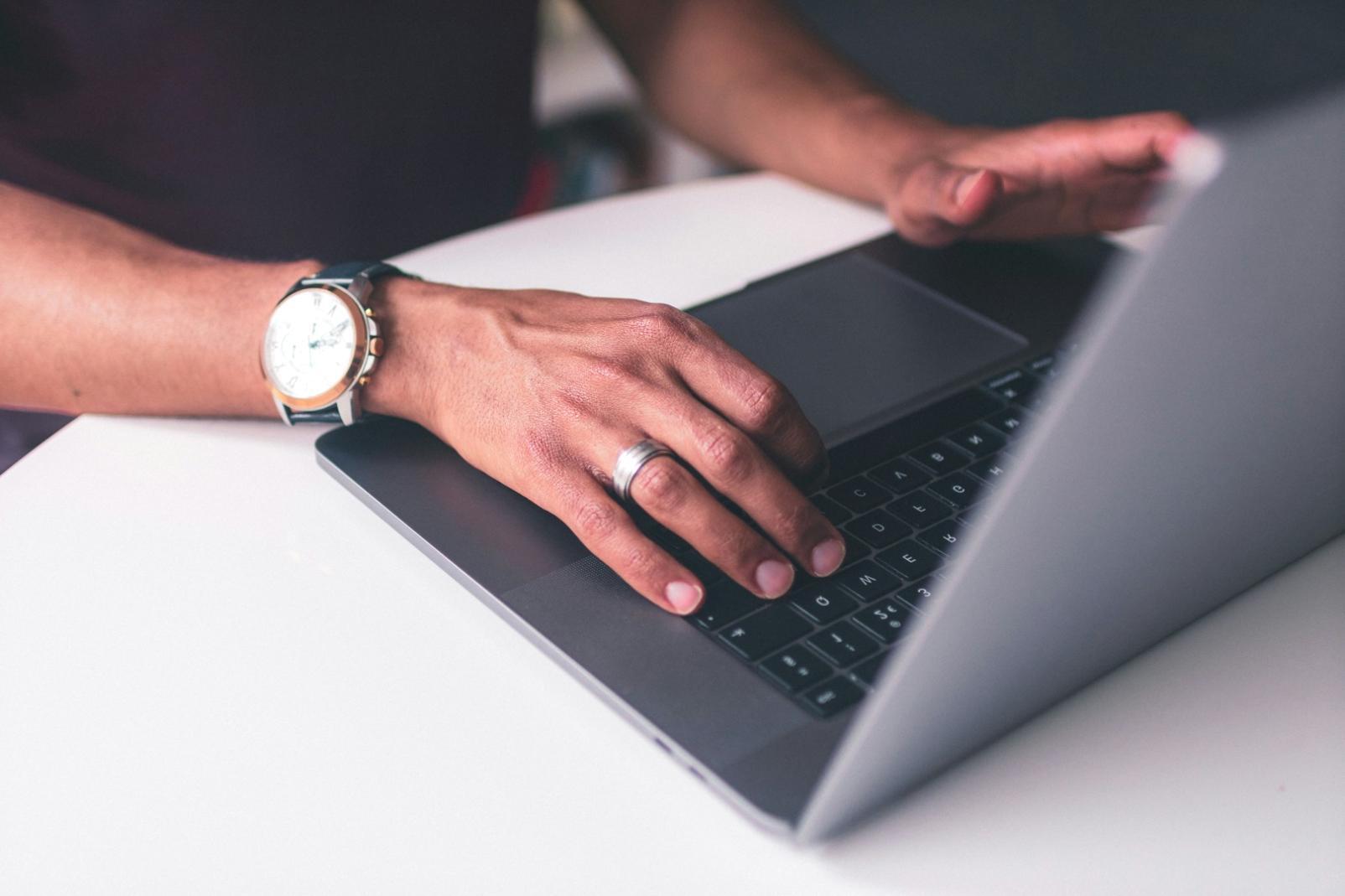 Modernes Arbeitsumfeld mit zeitgemäßer Ausstattung